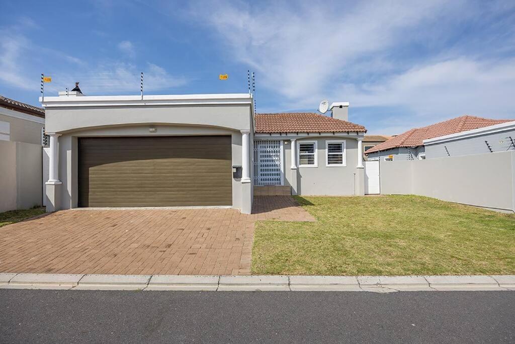 Holiday home 3bed 2bath Patio Braai Garden And Garage *