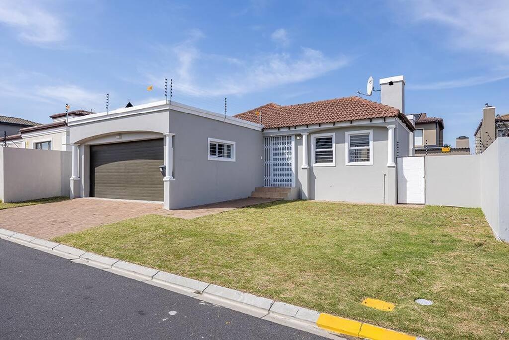 3bed 2bath Patio Braai Garden And Garage Holiday home Cape Town