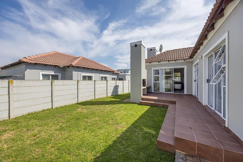 Holiday home 3bed 2bath Patio Braai Garden And Garage Cape Town